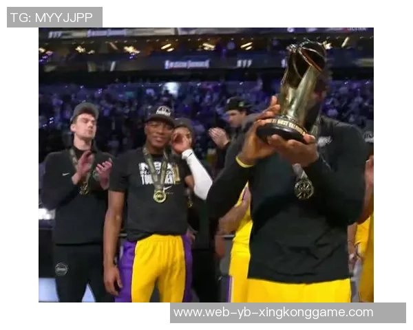 詹姆斯媒体日感慨湖人冠军旗帜展现辉煌历史与荣耀时刻